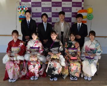 小川町のバックボードの前で前列に振袖姿の女性が5名が椅子に座り後列にスーツや羽織袴姿の男性4名が立っている記念撮影の写真