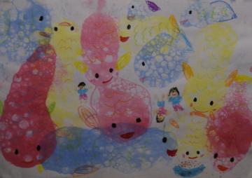 丸い目で笑っている色とりどりの魚たちと小さな3人の女の子たちが一緒に泳いでいる岡部 香絵さんの水彩画の写真