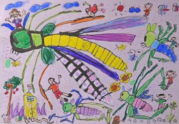 虹色の大きなバッタを中心に、周りに色鮮やかな小さいバッタたちや女の子たちが囲んでいる様子が描かれた関根 颯大さんの水彩画の写真