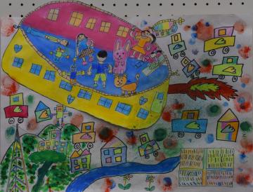 緑豊かな山々と色鮮やかな家や車、黄色とピンク、青に彩られた空間に人や動物が過ごす様子が描かれたイラストのような水彩画の森 明日香さんの写真