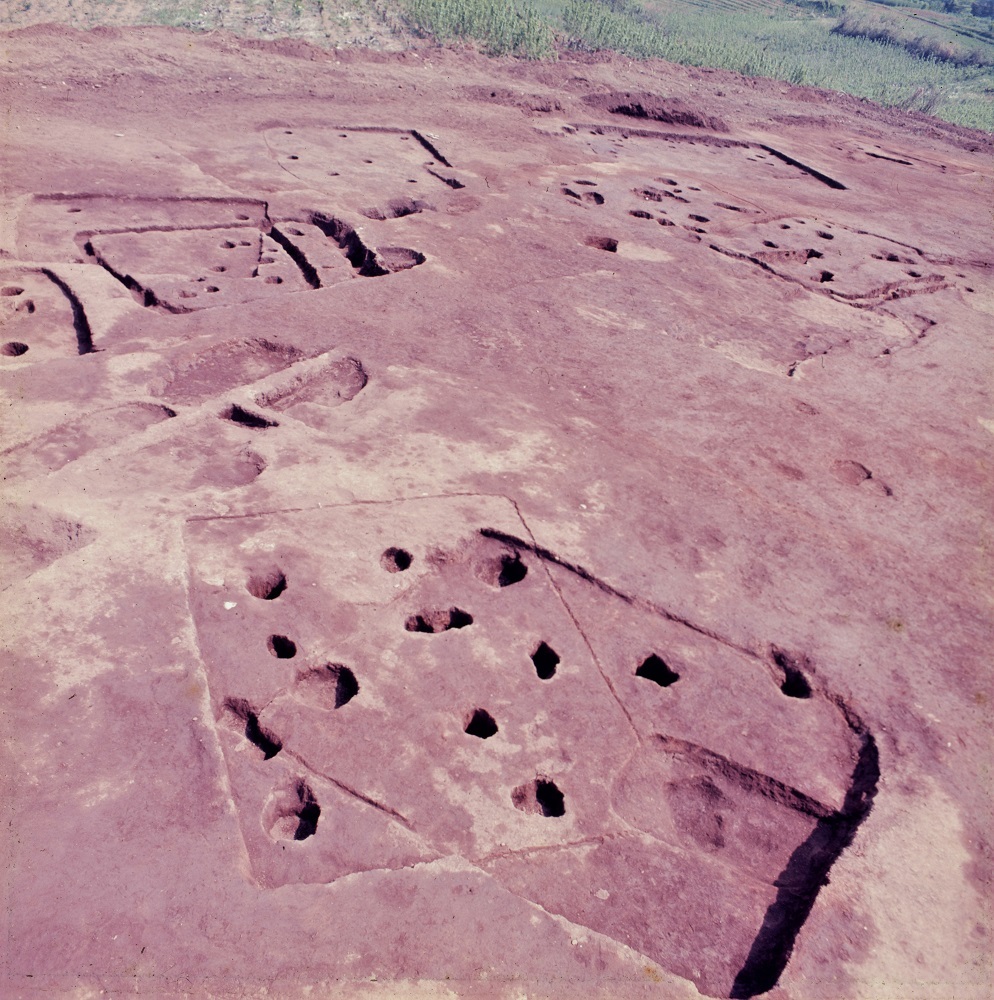 地表面に複数個所のくぼみや穴が開いておりその箇所を四角で囲った跡がある3号住居跡北側から南東方向を撮影した写真