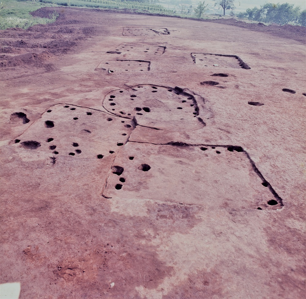 地表面に複数個所のくぼみや穴が開いておりその箇所を四角や丸で囲った跡がある10号住居跡北側から南西方向を撮影した写真