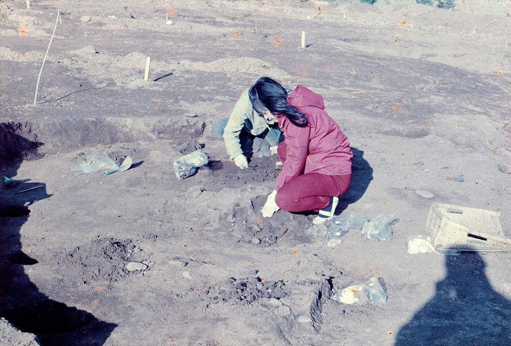 作業員2名が軍手をはめて周囲の土を掘っている作業風景の写真