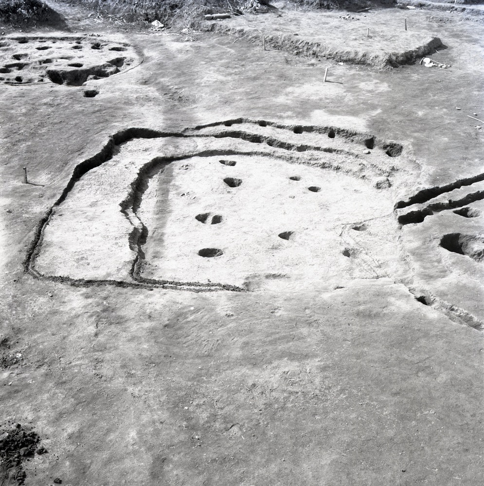 段差をつけて溝が掘られており中心には数か所穴があいている住居跡の写真