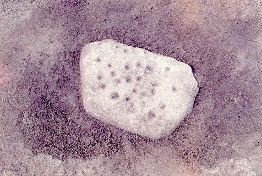 石の表面に複数個所くぼみがあるくぼみ石の写真