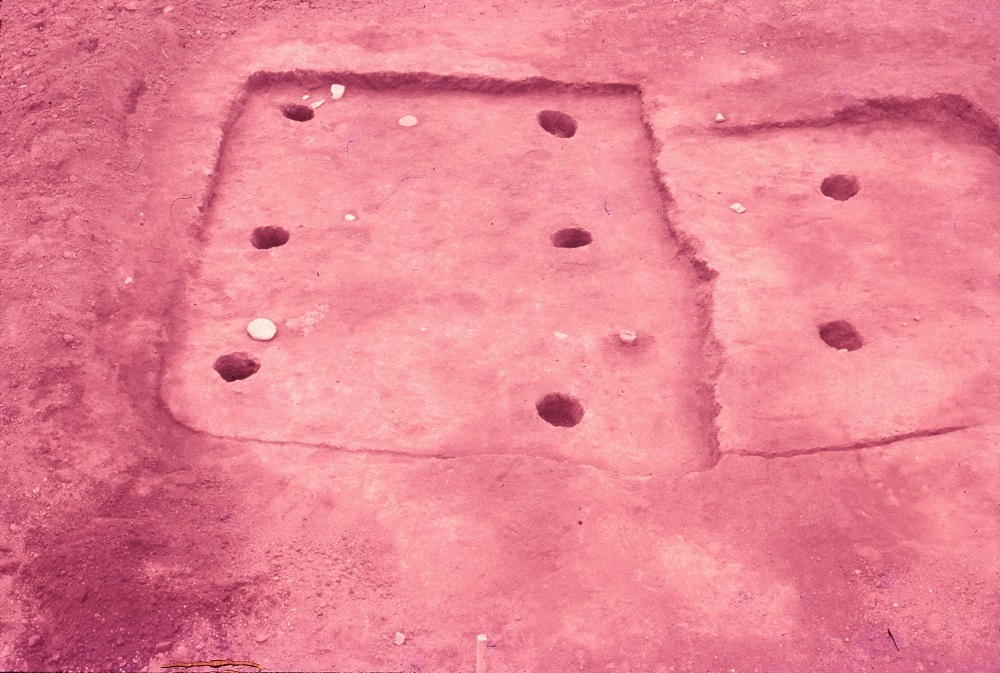 2つの四角にかたどられた溝の中に片方は6つの穴、もう片方は2つの穴がある住居跡の写真