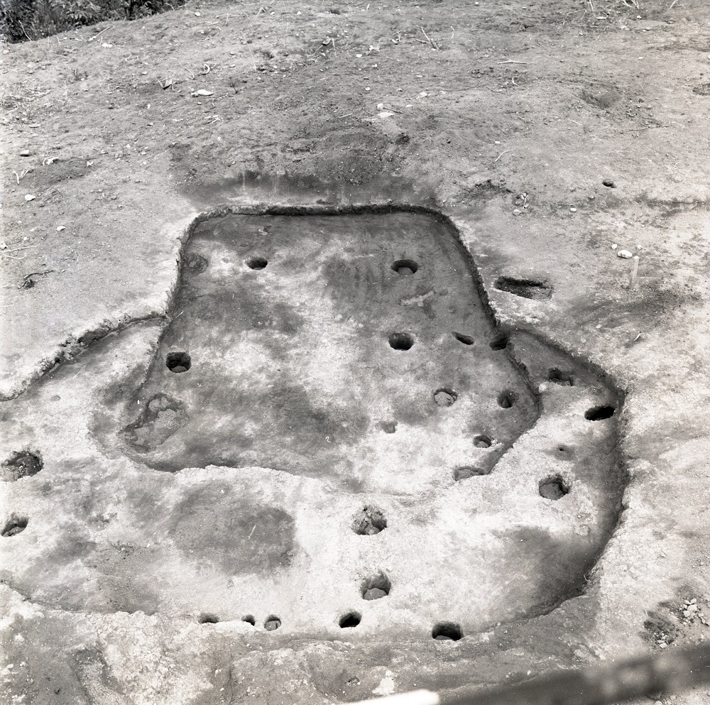 土が掘り起こされ、円形や四角に遺跡の跡が形どられて、所々に大小の穴がある住居跡の写真