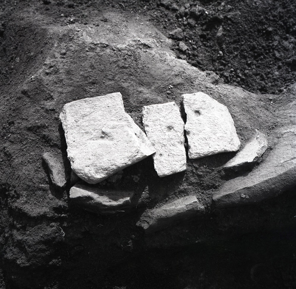 大きさはそれぞれだが四角い形をした3つの配石の写真