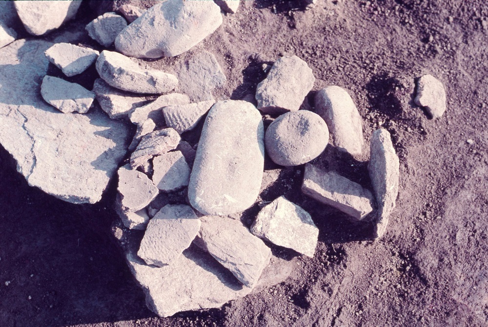 角が丸くなっている石が複数置かれている写真