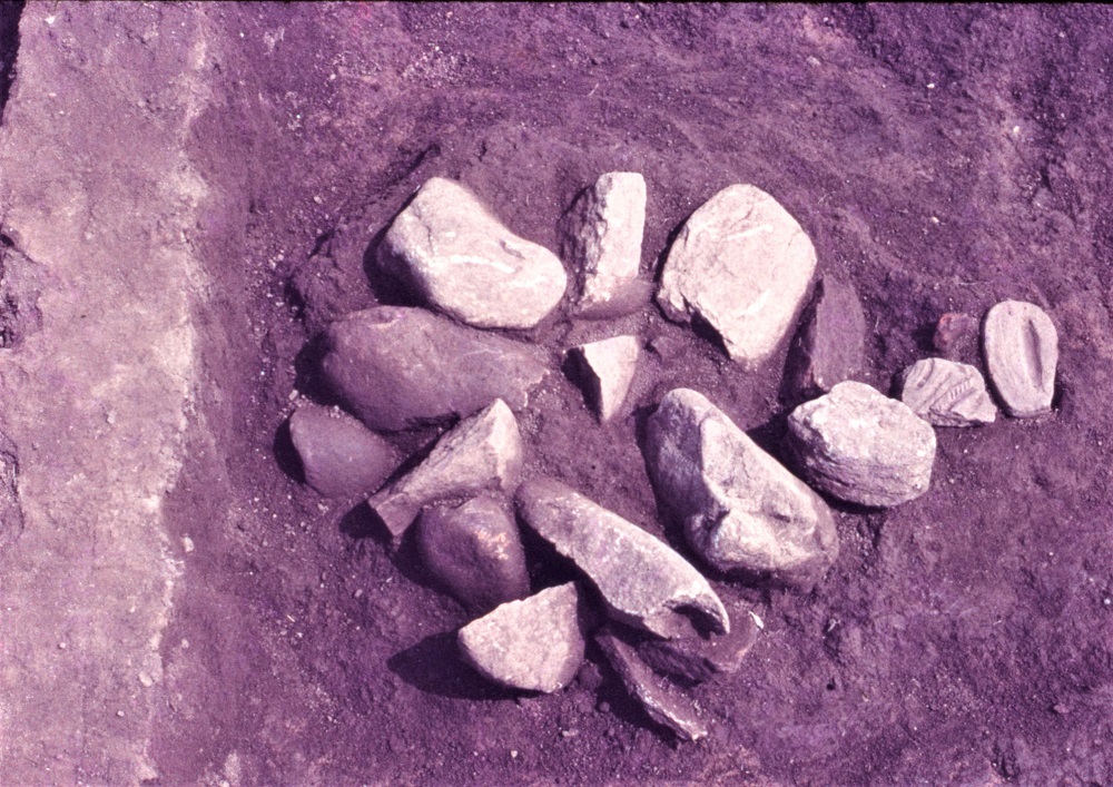 形は様々だが同じ大きさの石が出土されている写真