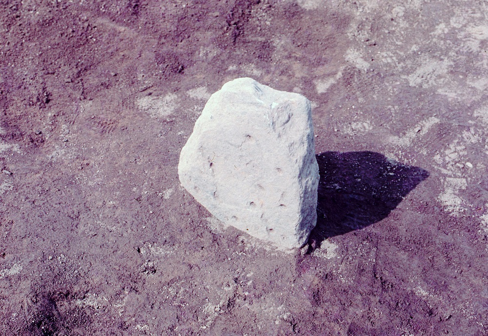 四角い形をした石が立っている立石の写真