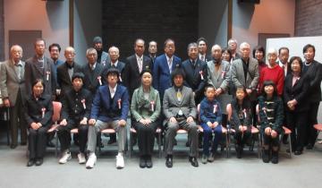 三列に並ぶ受賞者の方々と松本町長との記念撮影の写真