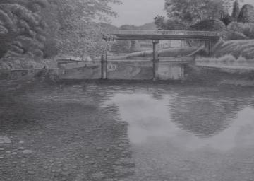 木々が茂り静かな川に橋が架かっている白黒の風景の栗原 敏雄さんの鉛筆画の写真