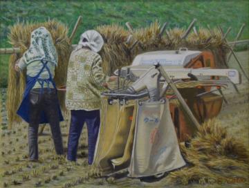 稲の刈り取られた田んぼで2人の女性が頭にタオルを巻き1人は干した稲に手をかけて隣の女性は脱穀機で作業をしている後姿が描かれた甲田 栄司さんの油絵の写真