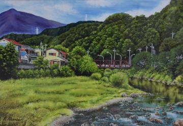 新緑の山々を背景に家が立ち並ぶ横の川辺の様子が描かれた長谷部 紀一郎さんの水彩画の写真