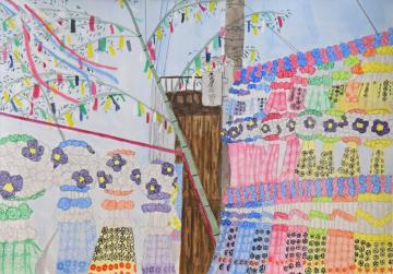 色鮮やかな短冊と竹飾りが連なる様子が描かれた笠原 梨緒さんの七夕祭りの水彩画の写真