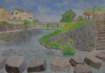 親水公園の飛び石から見える家々と川に架かる橋の光景が描かれた柳 美佑さんの水彩画の写真