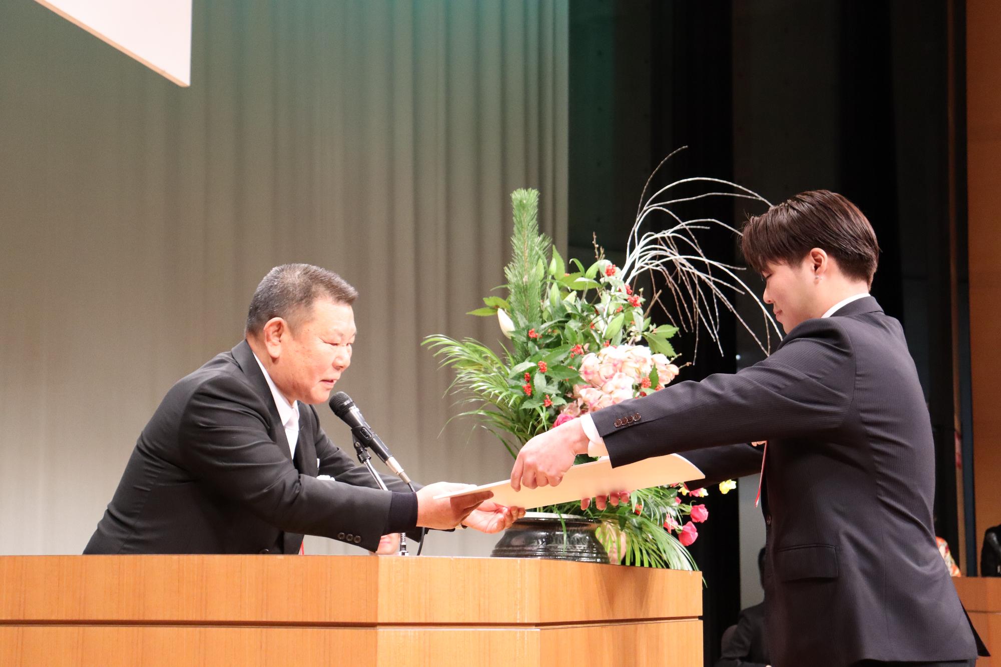 記念品贈呈(林副委員長)