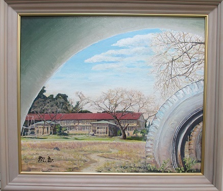 トンネル状の間から覗くように遠くに見える赤い屋根の木造校舎を描いた渡辺 三貴さんの油絵の写真