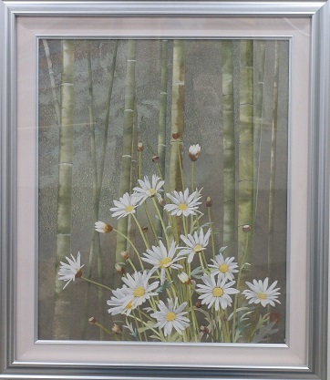 霧がかかったような竹林を背景に白い花が咲いている関口 きくさんのはり絵の写真