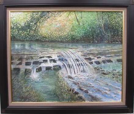 静かに流れる小川の水が並んだ石の間から勢いよく流れ落ちる様子を描いた高木 登さんの油絵の写真