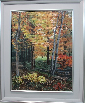 森林の木々がうっすらと緑色を残し赤や黄色に色づく景色を描いた高橋 宏枝さんのはり絵の写真