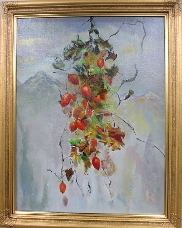 グレーの色彩の背景に赤い実を付けた房が描かれたくすんだ金色の額縁に収まった林 桂嗣さんの油絵の写真