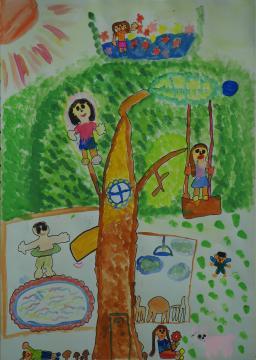 太陽に照らされた山の下にプールに立つ浮き輪をつけた男の子やブランコで遊ぶ女の子が描かれ、用紙に大きくツリーハウスが描かれている大石 和香さんの作品