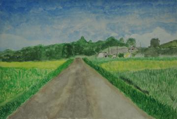 薄い雲が広がる空の下、田畑の間の大きな山へと続く一本の道を描いた久野 千裕さんの作品