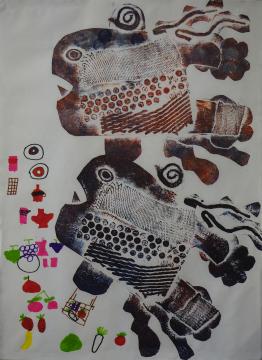 周囲に葡萄やイチゴなどの果物に大根やトマトなどの野菜が描かれ、かごを持った大きな2匹の魚が買い物をしている様子を紙版画で描いた立澤 瑠璃さんの作品