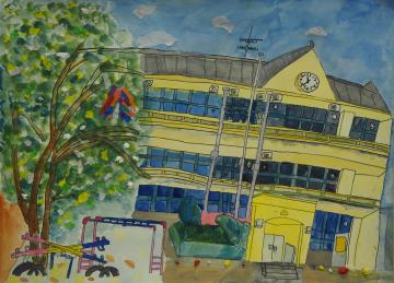 大きな木やシーソーや雲梯などの遊具が設置された校庭から、3階建ての校舎を薄黄色で描いた山崎 のどかさんの作品