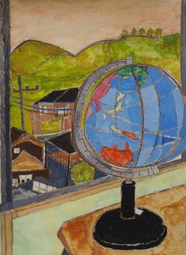 山並みや民家が見える窓の傍に、日本の位置が表に表示された地球儀がテーブルに置かれた様子を描いた鈴木 心結さんの作品