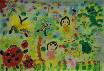 2人の女の子の左側に木が描かれ、周りにてんとう虫や蝶々などの虫が描かれた高橋 凜さんの作品