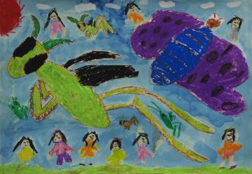 太陽と雲が浮かんだ空に小さな4匹のバッタと大きなバッタや紫色の蝶々が描かれ、上空に3名の女の子と地上に6名の女の子が並んでいる様子を描いた永田 茉乃愛さんの作品