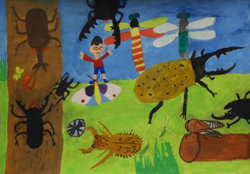 草原に両手を広げて立つ男の子の周りを、カラフルな色の2匹のトンボや、蝶々にセミが描かれ、左の大きな木にカブトムシやクワガタがとまっている様子を描いた鳥塚 尊さんの作品