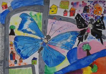 道路や家が小さく見える高い上空まで飛んだ、水色の羽の蝶や黒色の羽の蝶に乗った2名の女の子を描いた粟生田 尊さんの作品