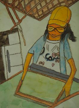 黄色の帽子を被り水色のシャツを着た女の子が紙すき体験を行っている様子を描いた山口 優菜さんの作品