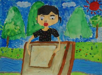 空に雲があり太陽に照らされた山や木々に囲まれた川の傍の屋外で、黒色のシャツを着た女の子が紙すき体験を行っている様子を描いた安藤 綾さんの作品