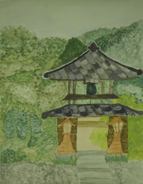 木々に囲まれた緑豊かな敷地内にある、梵鐘が設置された屋根付きの鐘楼を大きく描いた塚越 琴瑛さんの作品