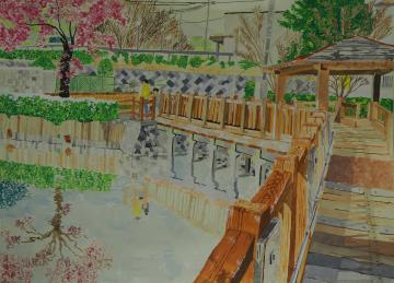 水の上に設置された遊歩道の奥に東屋やピンク色の花を咲かせた一本の木が立ち、水面に木や歩いている人が反射している様子を描いた関根 颯大さんの作品