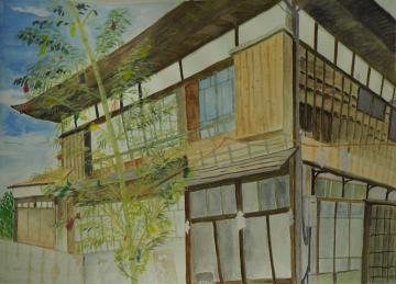 2階建ての古民家の建物入り口に、短冊や飾りが飾られた竹が設置された様子を描いた岡部 文音さんの作品