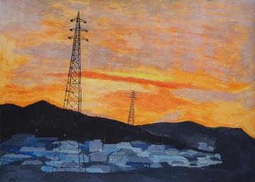 山の上に2つの鉄塔が間隔をあけて設置され、家の中の明かりが灯り始めた空に、燃えるようなオレンジ色の夕焼けが描かれた出口 咲緒さんの作品
