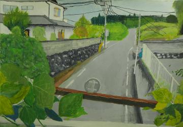 沢山の木々が生えた林へと真っすぐに続く2階建ての民家の手前の細い道路上を、立っていた一本の木が倒れている様子を描いた大谷 元気さんの作品