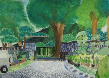 遠くに山が見える自宅を囲む塀と門に囲まれた敷地内に大きな木が立ち、入り口手前に植木鉢に植えられた小さな木が並んでいる様子を描いた山崎 琢実さんの作品