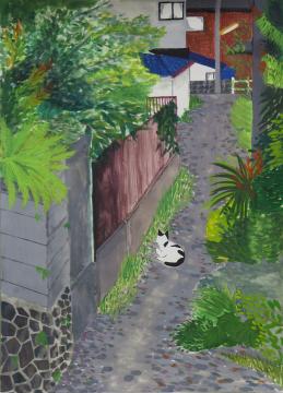 白に黒の模様が入った猫が、民家の敷地の外の細い道に座っている様子を描いた根岸 夏鈴さんの作品