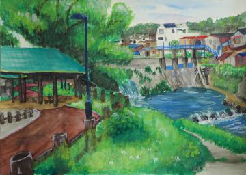 民家が建ち並ぶ手前の堰から水が流れ、左側に遊歩道や東屋が設置された園内を、川へと進む通りの上から描いた網代 幸奈さんの作品