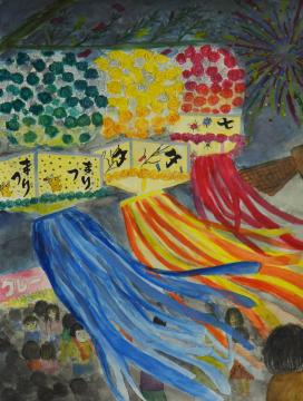 空に花火が上がり出店の前に沢山の人が群がっている祭りの会場の高所に、七夕祭りと書かれた赤や黄色、緑色の大きな七夕飾りを大きく描いた大竹 勇斗さんの作品