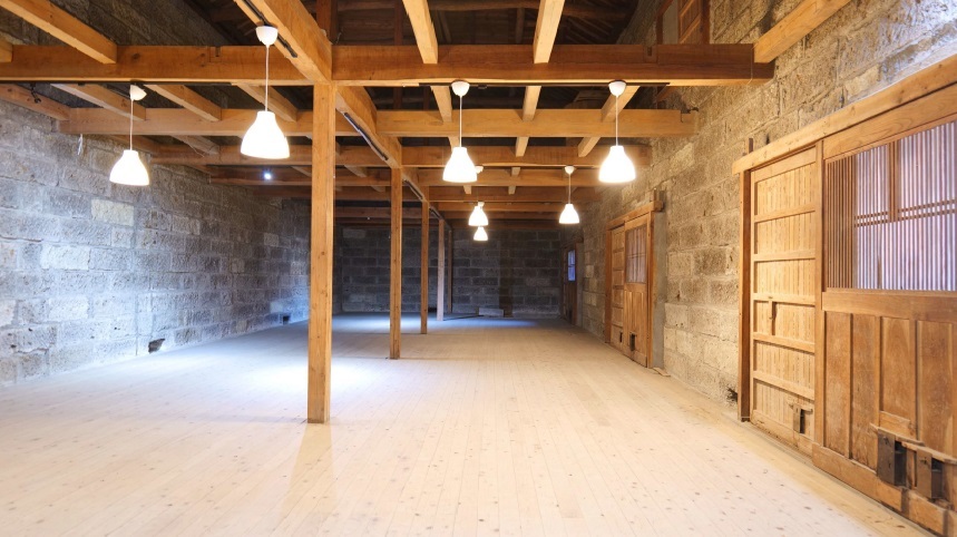 蔵の中に梁や柱、照明器具が設置されたNESTo整備前の石蔵の写真