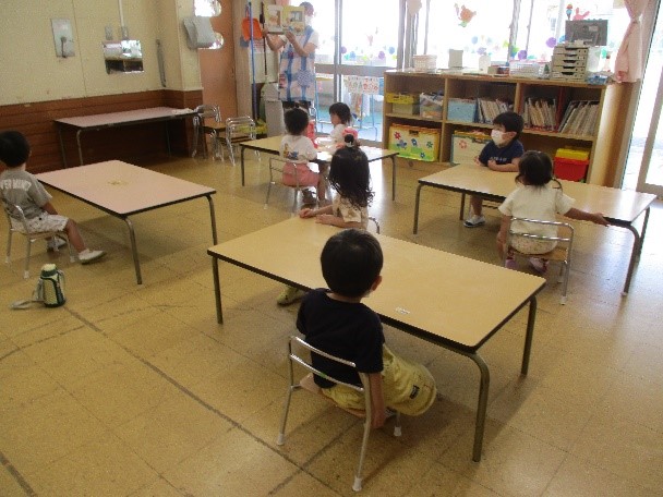 八和田保育園に設置された園児用テーブル