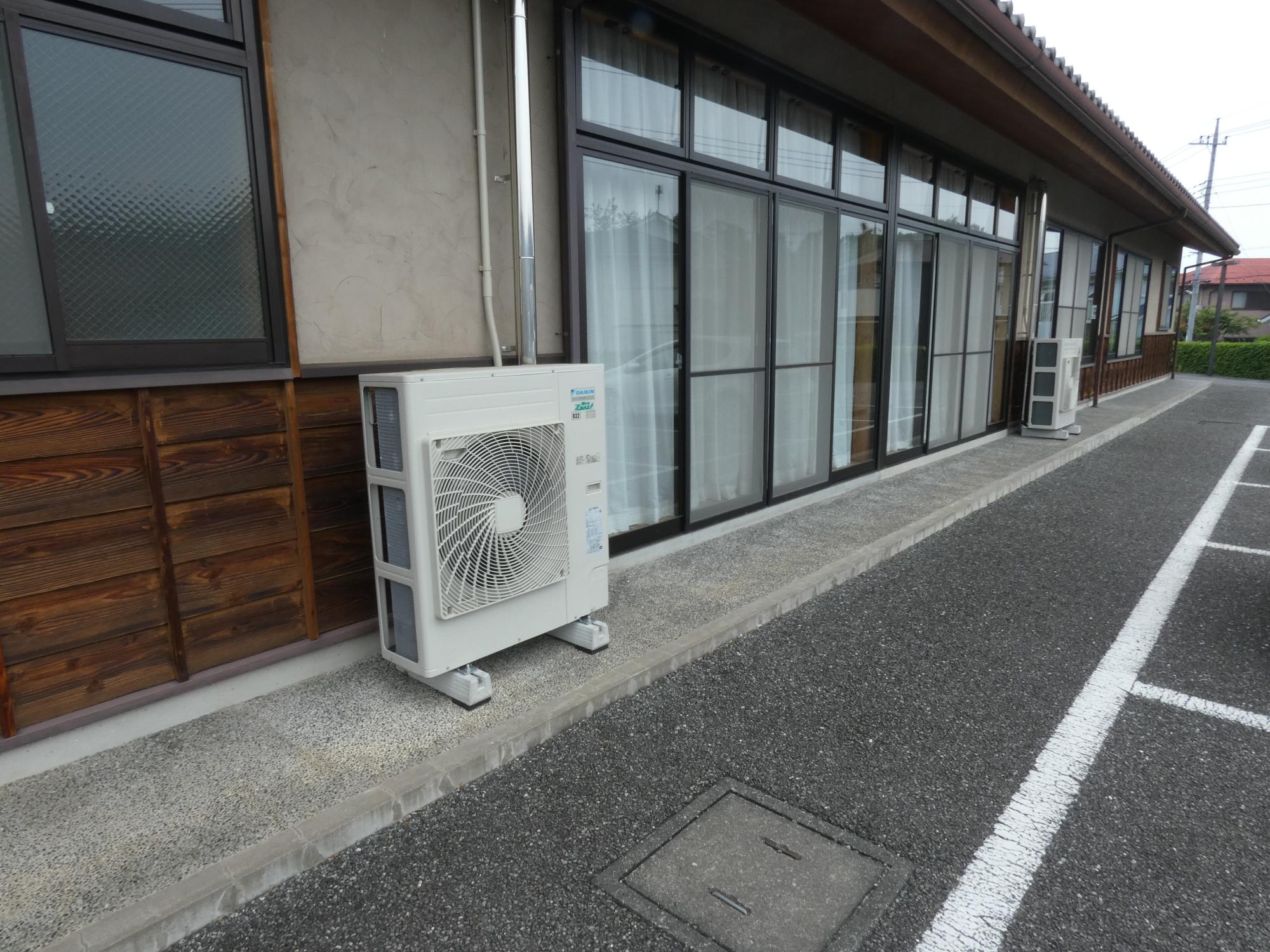 ふれあいプラザおがわエアコン室外機設置後